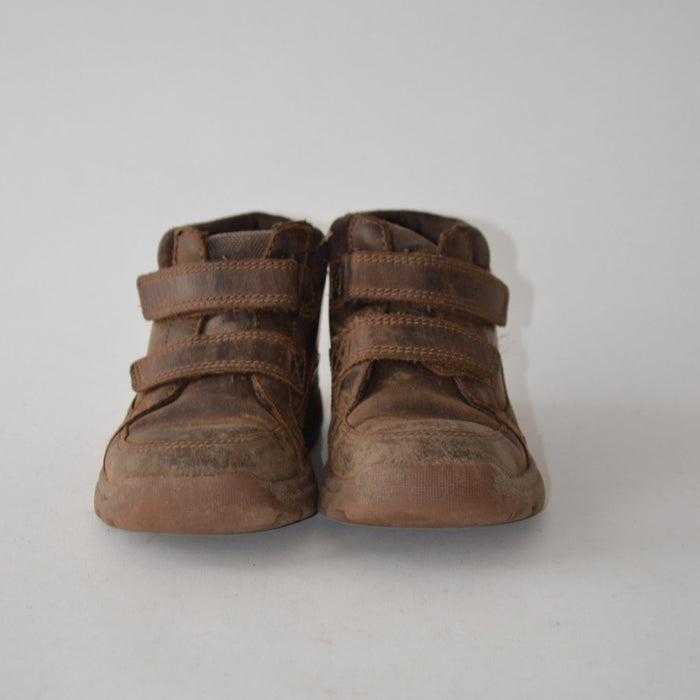 Size UK 9.5 (jr) brown leather boots