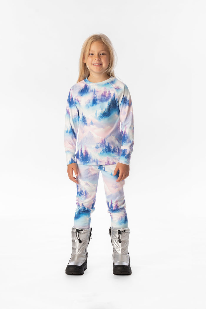 Deux par Deux girls' thermal underwear set in blue and pink mountain print – worn by a model