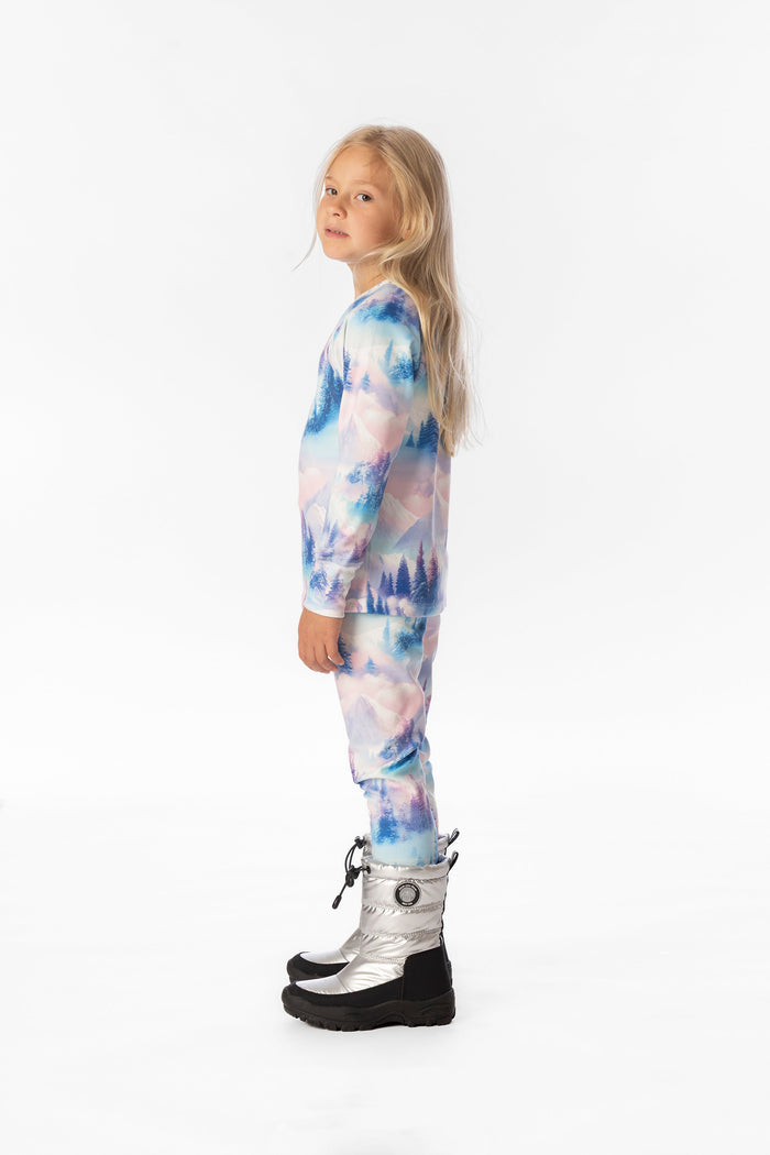 Deux par Deux girls' thermal underwear set in blue and pink mountain print – worn by a model, view 2