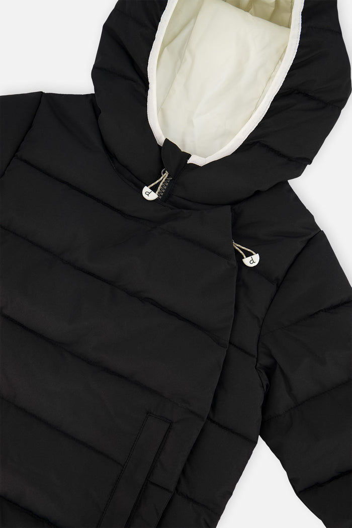 Deux par Deux winter jacket adapted for car seats, black: close-up of the hood and closed front panel