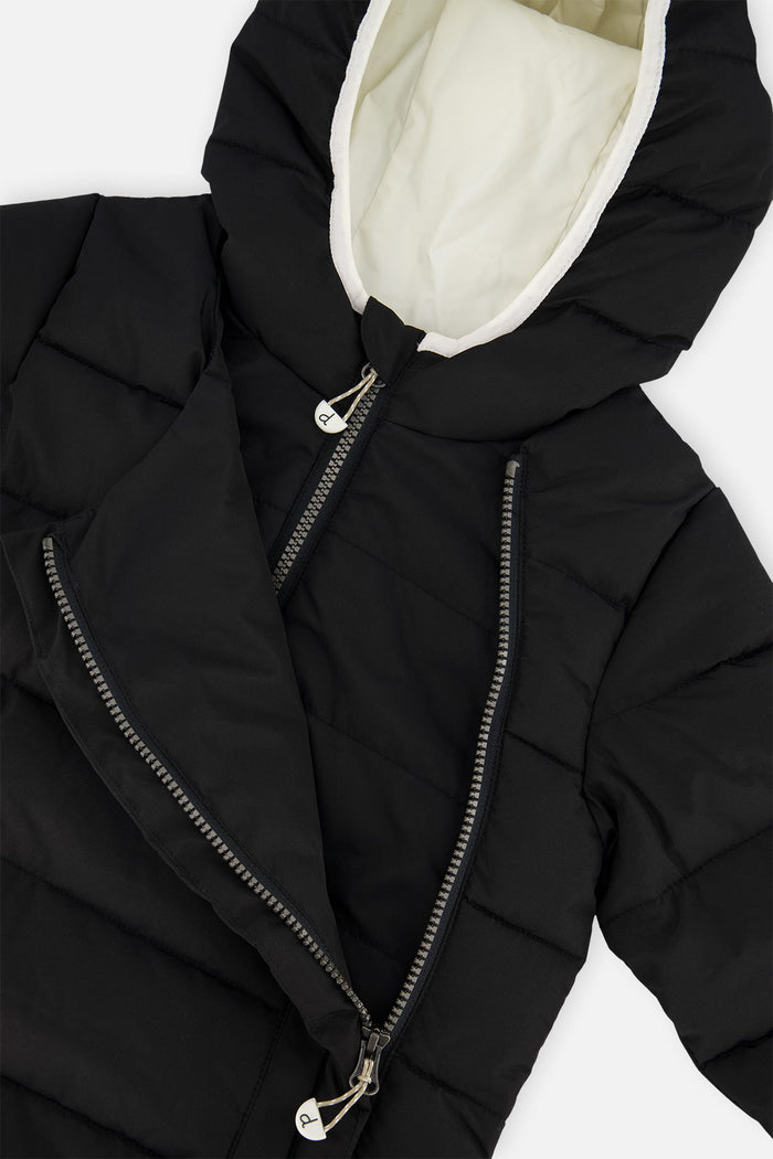 Deux par Deux winter jacket adapted for car seats, black: close-up with the front panel opened