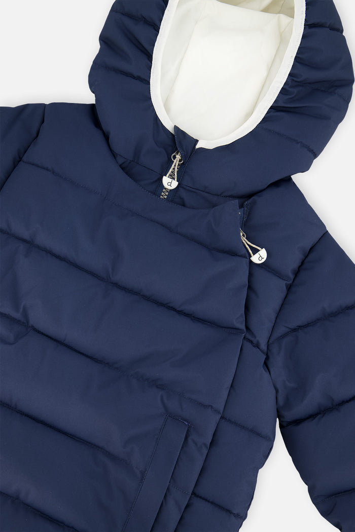 Deux par Deux winter jacket adapted for car seats, dark blue: close-up of the hood and closed front panel