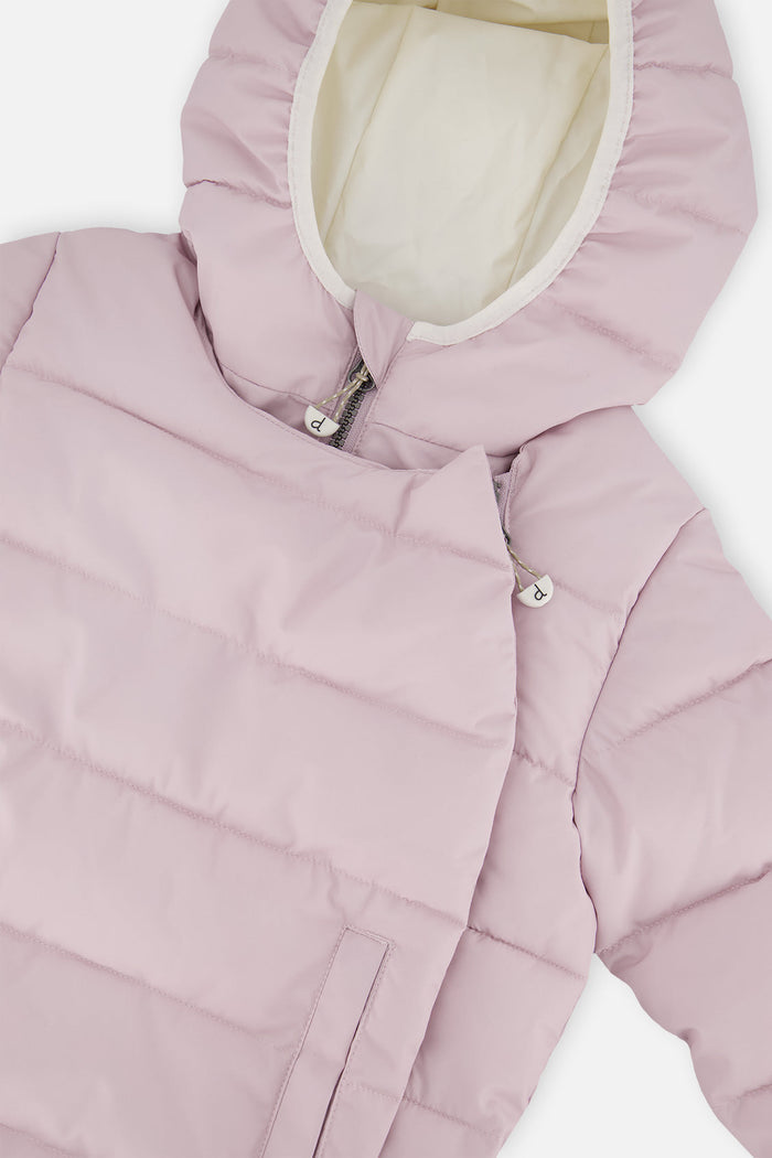 Deux par Deux winter jacket adapted for car seats, lavender: close-up of the hood and closed front panel