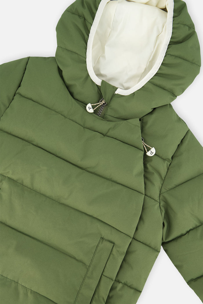 Deux par Deux winter jacket adapted for car seats, olive green: close-up of the hood and closed front panel