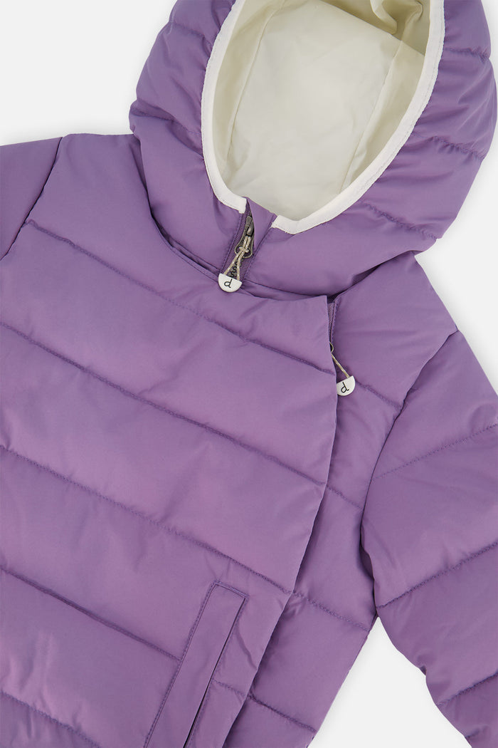 Deux par Deux winter jacket adapted for car seats, violet: close-up of the hood and closed front panel