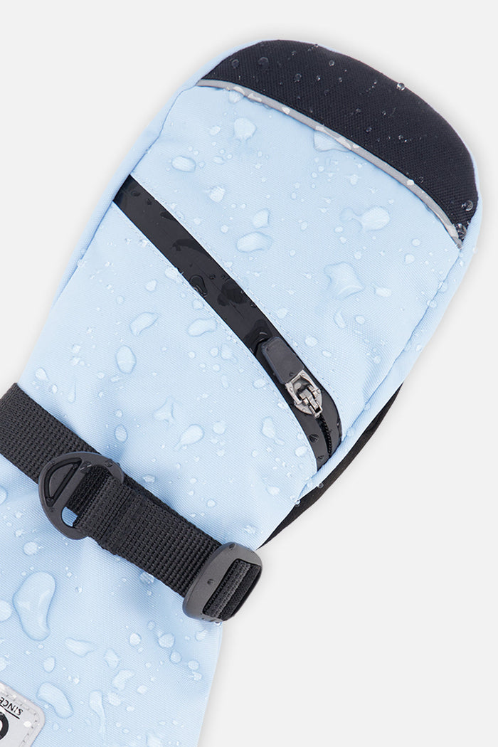 Deux par Deux Teknik kids' mittens in light blue – close-up of the water-repellent shell